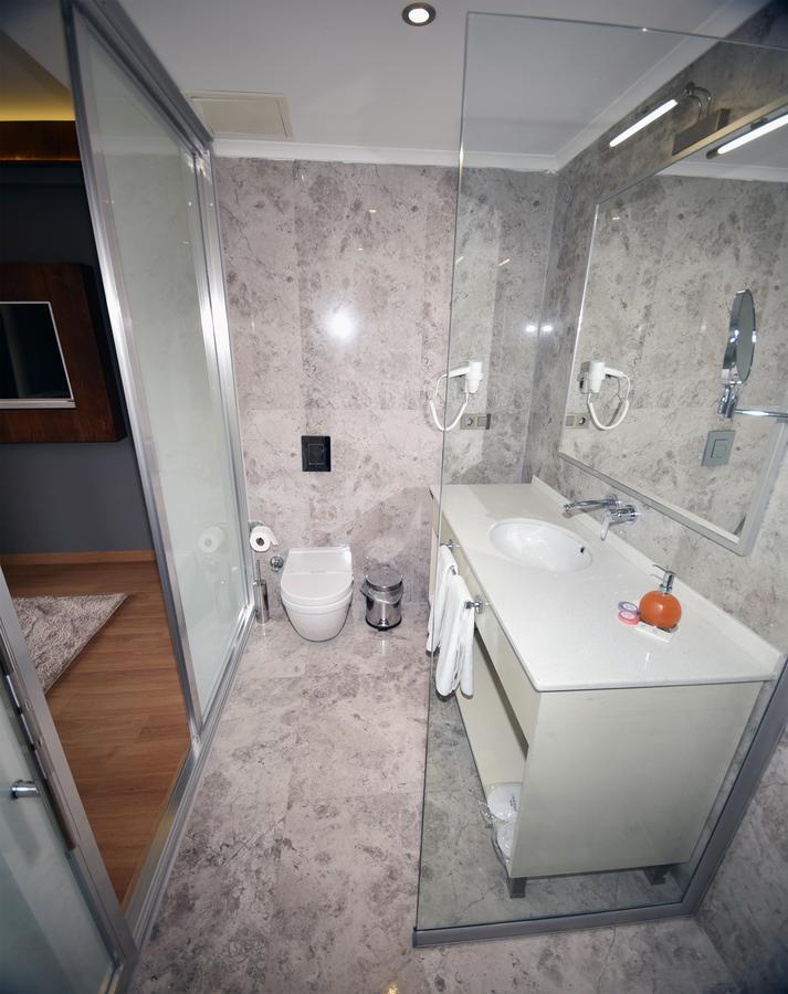 The Elegant Hotel Istanbul Bagian luar foto